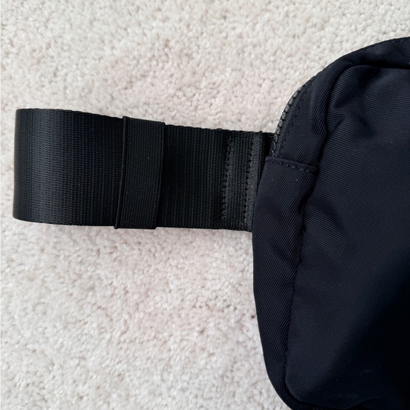 Fabletics “The Big Belt Bag” in black - Picture 4 of 11